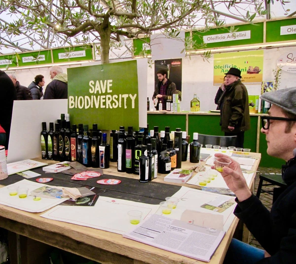 Stand di produttori e degustazione d’olio alla Fiera dell’Oliva di Coriano. — Fiera dell’Oliva e dei prodotti autunnali