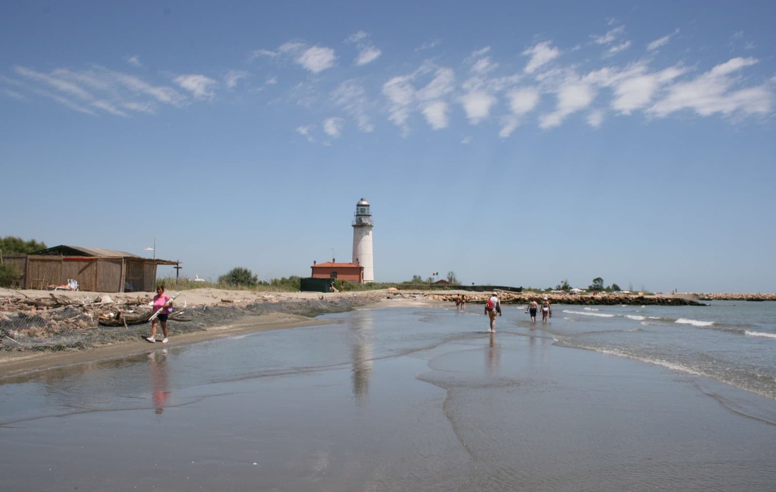 Goro, Isola dell'Amore e faro-Goro, Isola dell'Amore e faro | Ph. Carlo Pelagalli-CC BY-SA 3.0