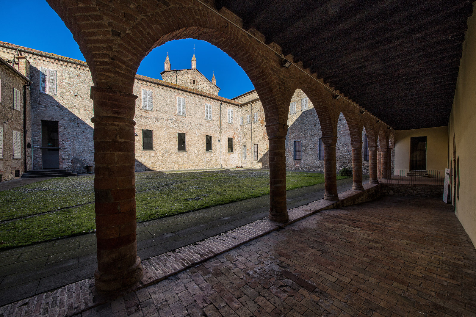 Bobbio (PC), Abbazia di San Colombano, il cortile del Refettorio