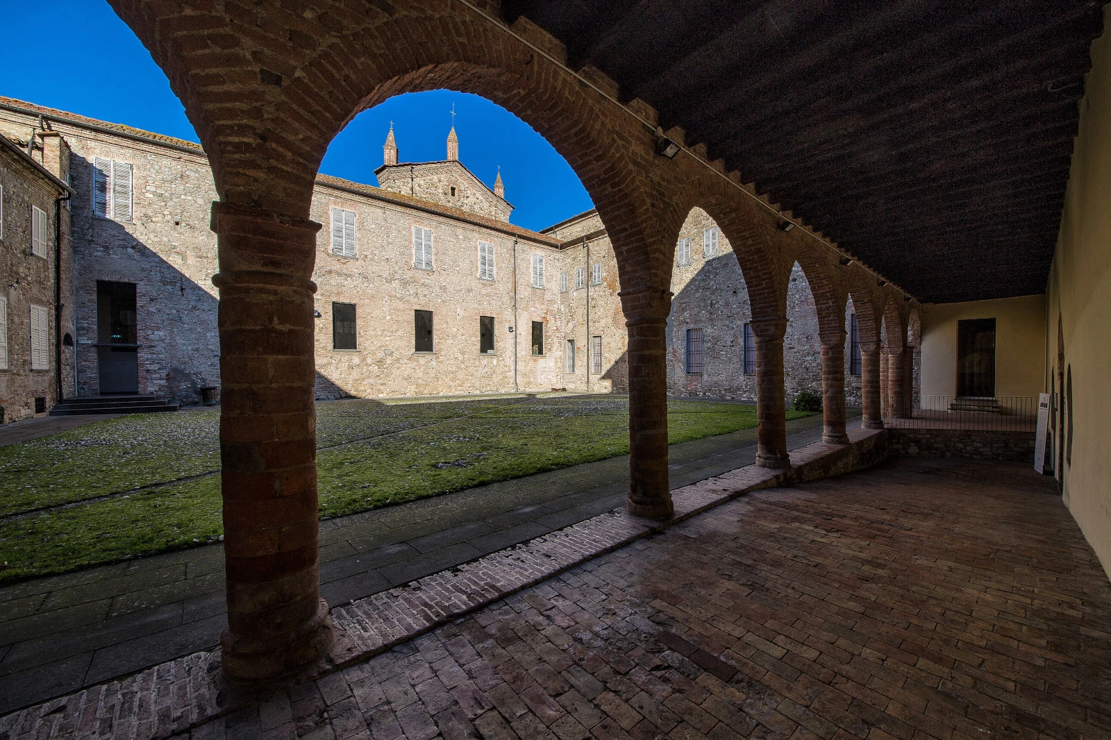 Bobbio (PC), Abbazia di San Colombano, il cortile del Refettorio