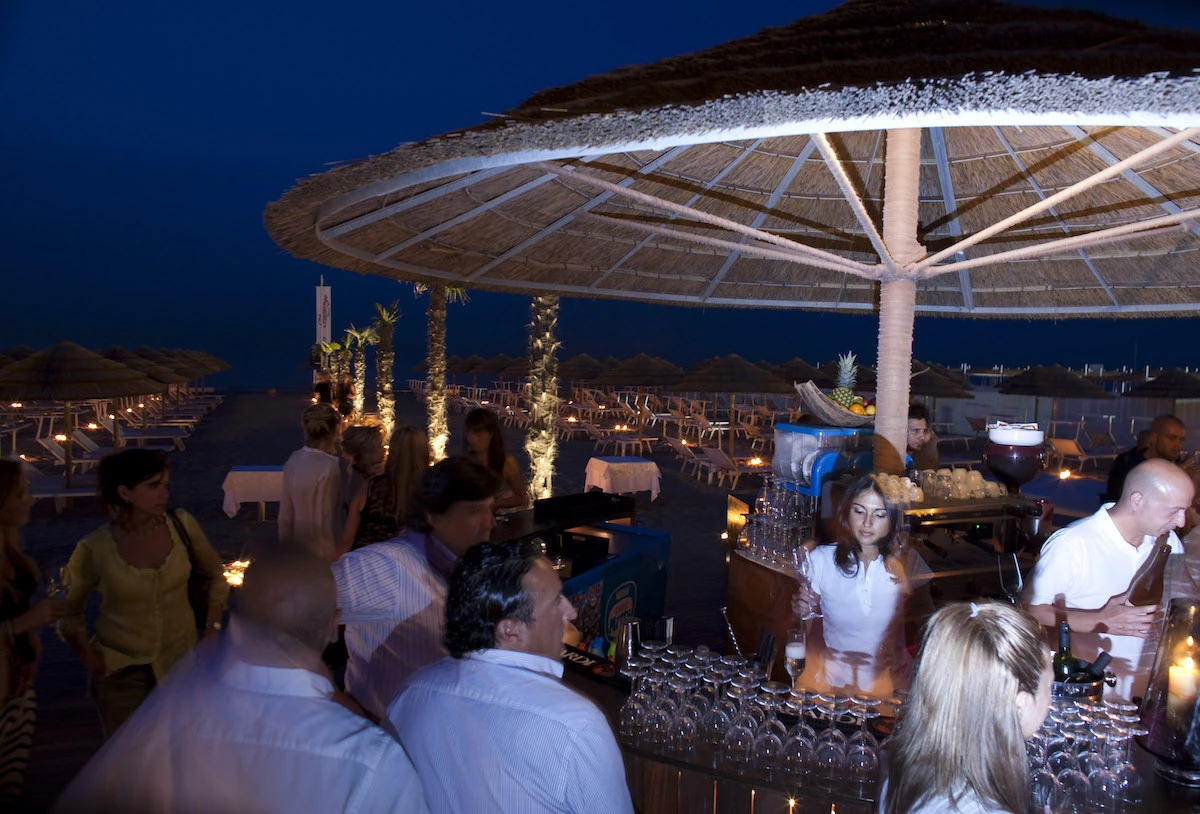 Rimini, happy hour in spiaggia