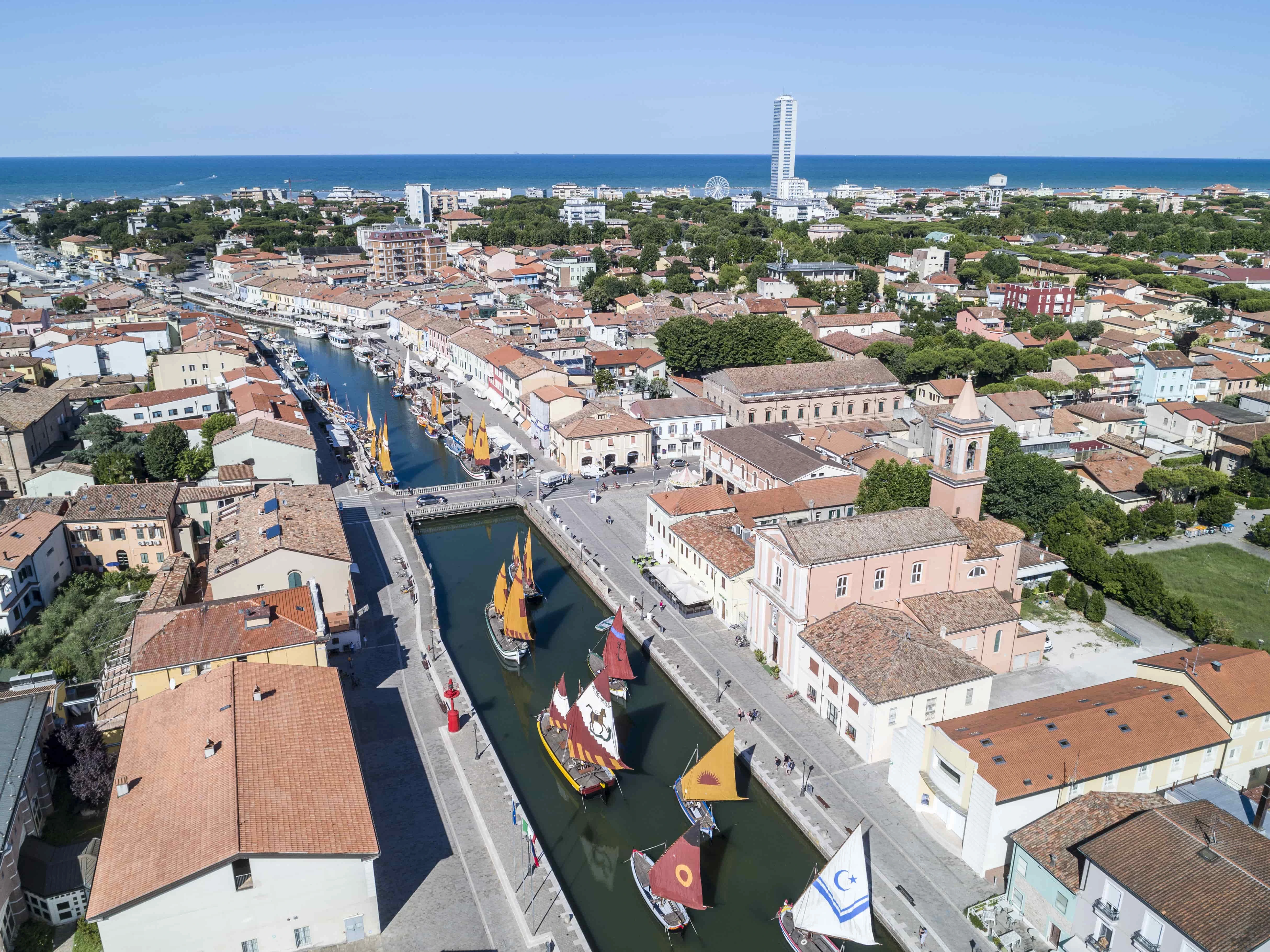 Cesenatico (FC), porto canale e grattacielo
