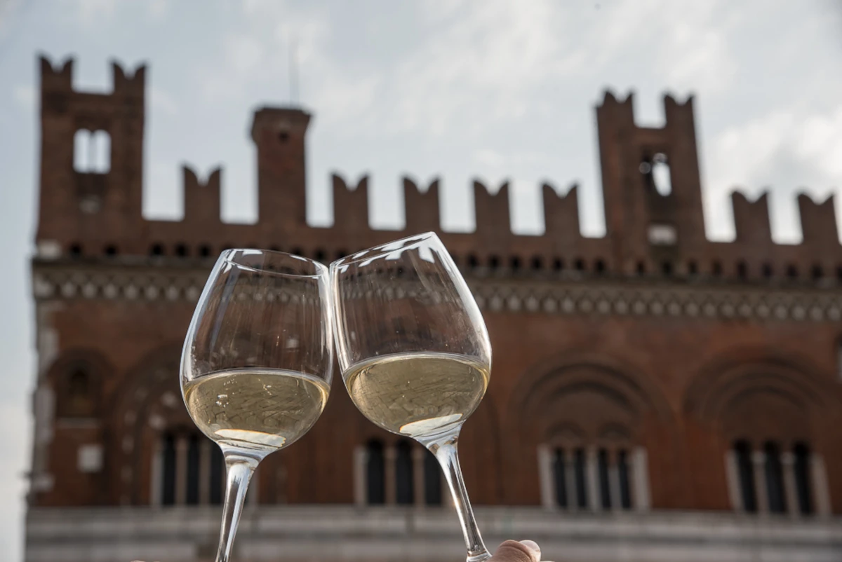 Piacenza, Piazza Cavalli, calici di vino