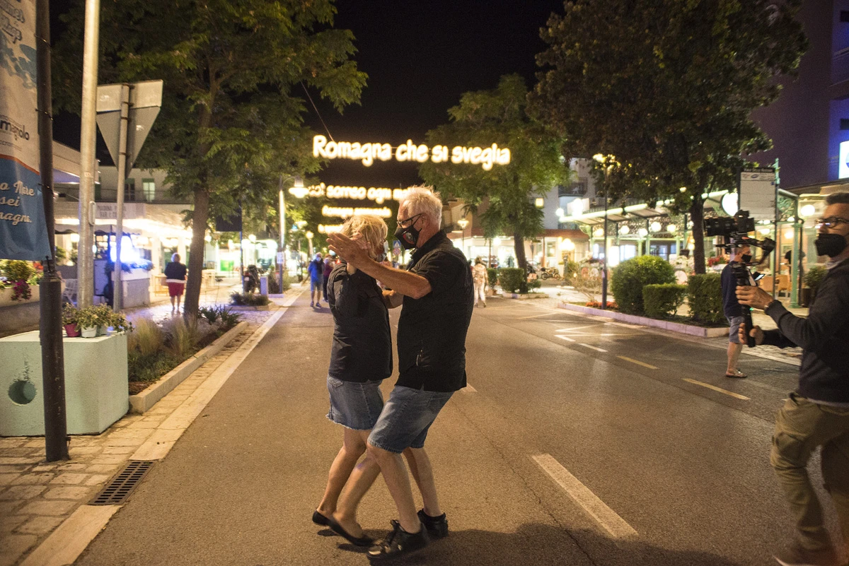 Gatteo (FC), signori che ballano sotto le luminarie