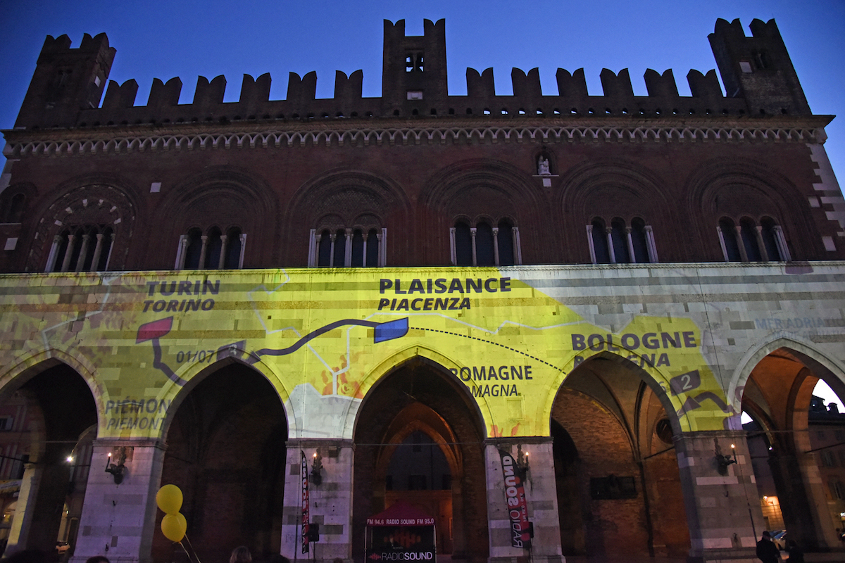 Piacenza, Palazzo Gotico illuminato per il Tour de France,
