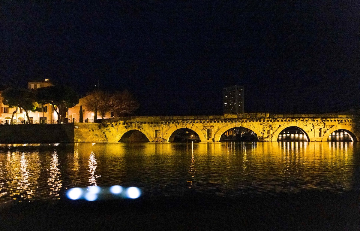 Rimini, Ponte di Tiberio illuminato per Tour de France