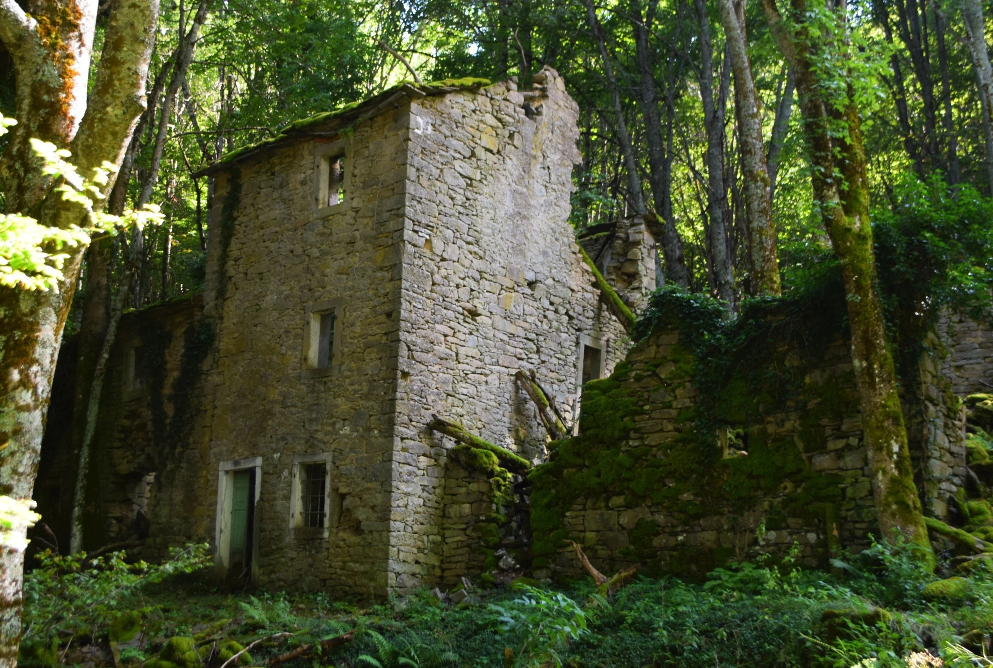 Walking among ghost towns in the Modena Apennines | Emilia Romagna Tourism