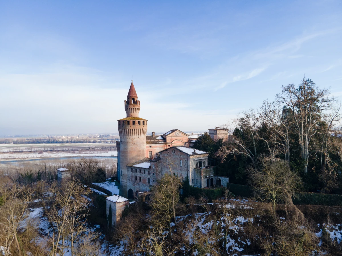 Gazzola (PC), borgo di  Rivalta,  panorama invernale con castello