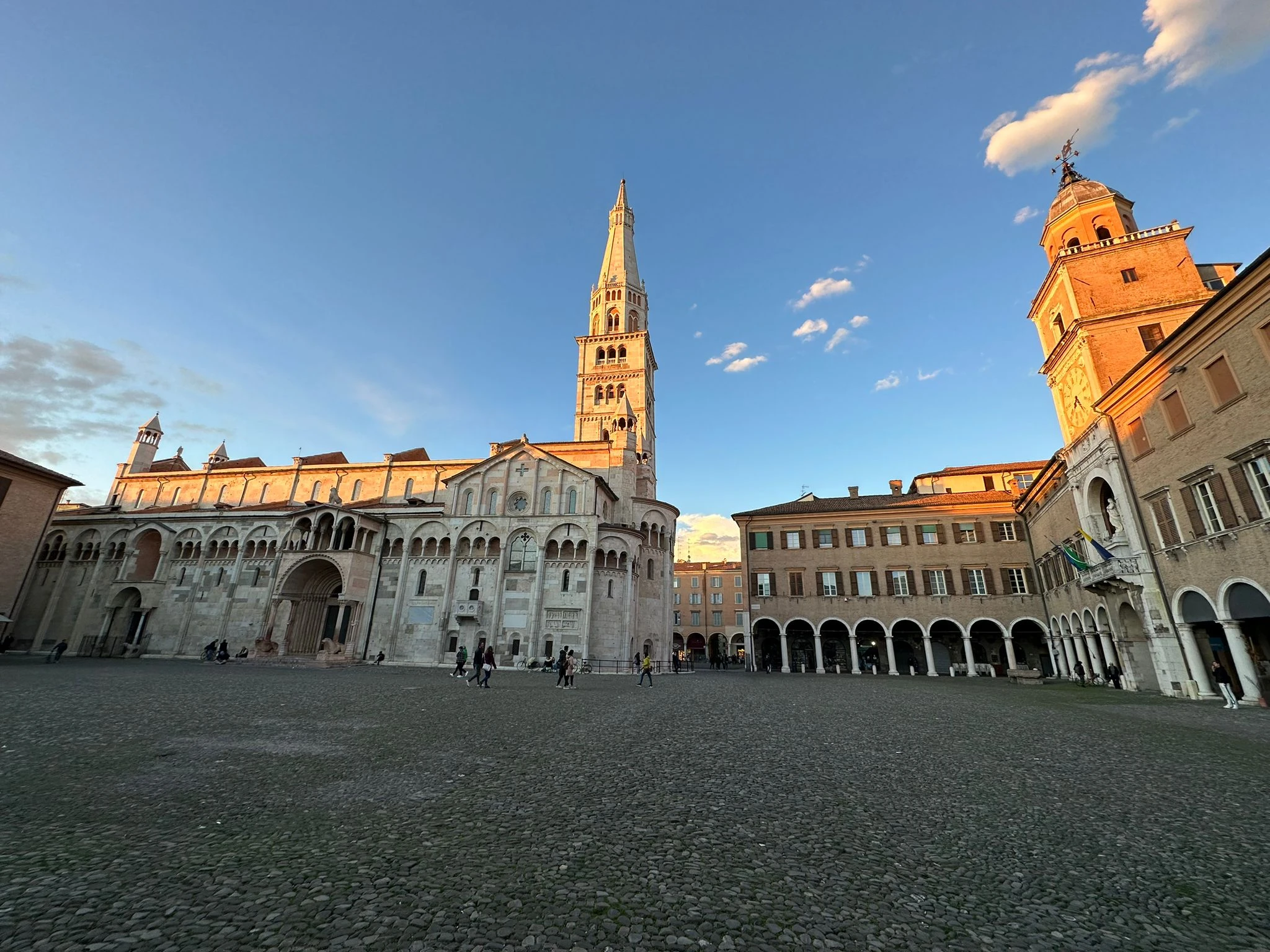 Modena, Piazza Grande al tramonto
